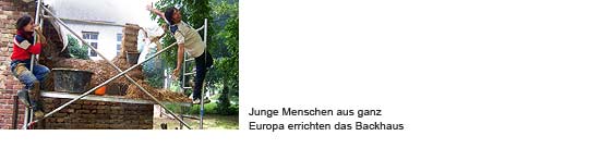 Junge Menschen aus ganz Europa errichten das Backhaus auf dem Hofgut Oberfeld in Darmstadt